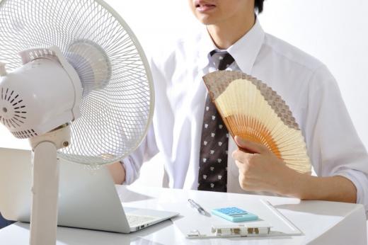 Canicule et code vestimentaire : comment se vêtir au travail en cas de forte chaleur ?