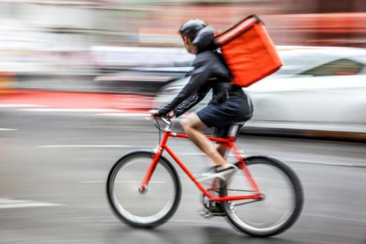 Les livreurs à vélo désormais reconnus comme des travailleurs ? 