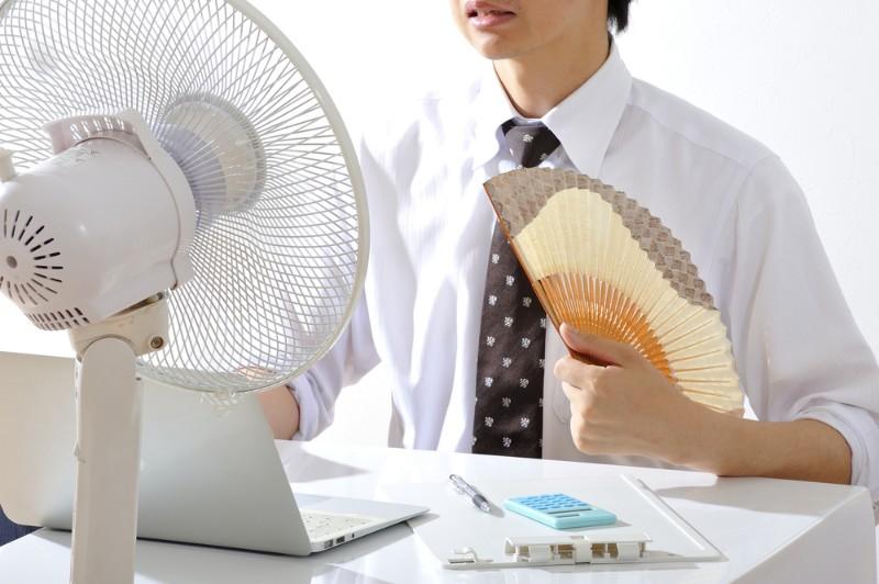 Canicule et code vestimentaire : comment se vêtir au travail en cas de forte chaleur ?